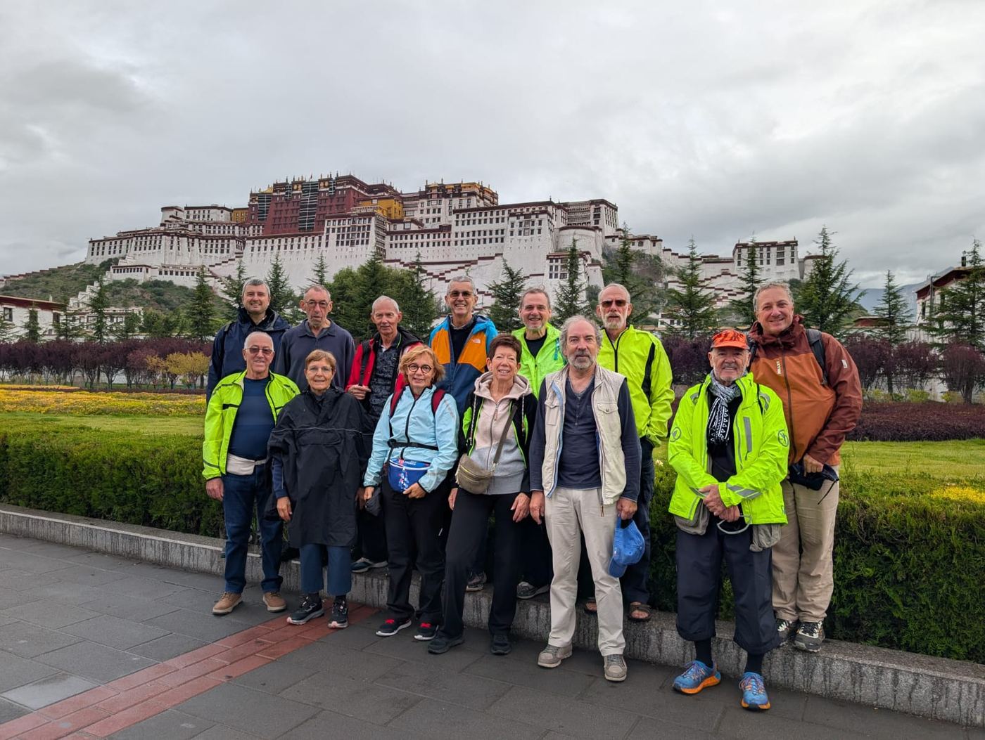 Le groupe de cyclistes devant le palais du Potala, à Lhassa