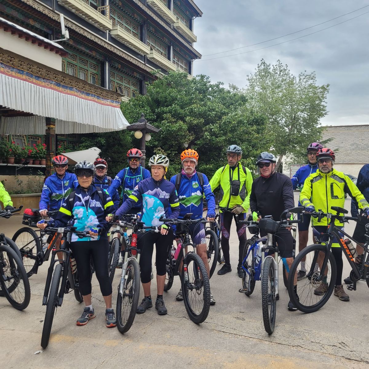 Le groupe à vélo dans une rue de Lhassa