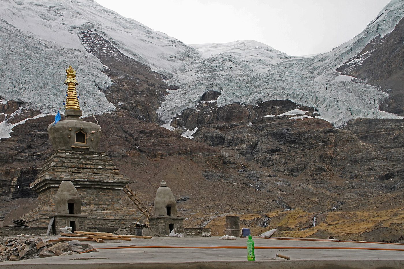 Stupa et glacier au col de Karo La