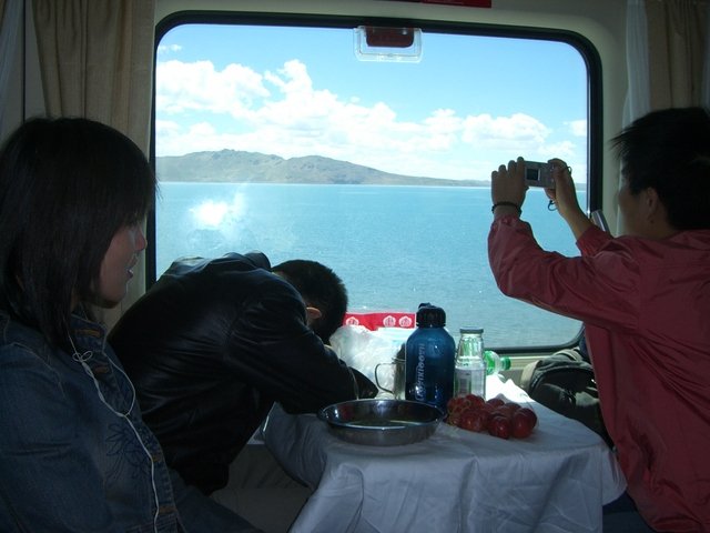 À bord du train Xining–Lhassa, face au plateau